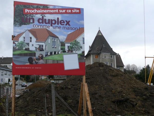 Dans le futur ceci pourrait être évité : le remplacement d’une ferme à pans-de-bois dans un site historique par une opération immobilière conventionnelle. Osons d’autres voies.